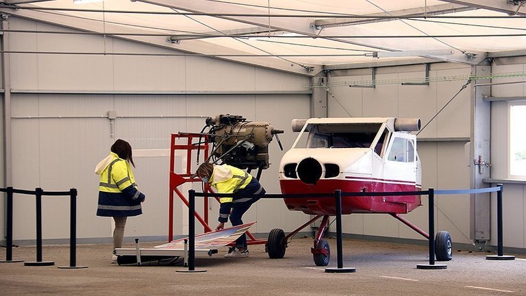 Avioneta, en una sala de l'aeroport de Lleida-Alguaire que acollirà un curs de manteniment aeronàutic @LauraCortés