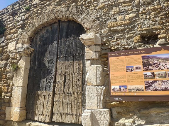 La porta d'entrada a la Col·legiata de Sant Pere d'Àger @AjÀger