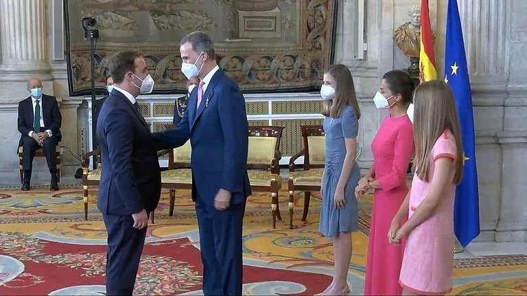 El Rei Felip VI lliura la Medalla de l'Orde del Mèrit Civil a Albert Esteve @CasaReial