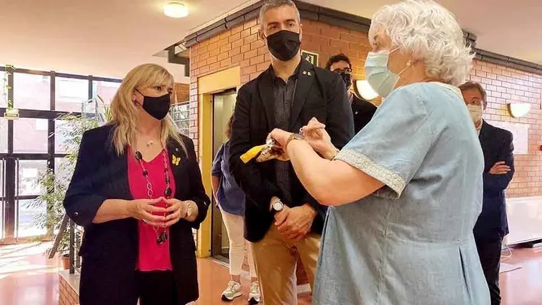 La consellera Violant Cervera i el delegat Bernat Solé visiten la Llar Sant Josep @Govern