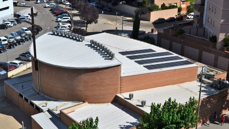 L'església del Pilar instal·la panells solars que també generaran energia per a famílies del barri