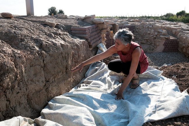 Pla sencer de la responsable de la campanya arqueològica i catedràtica de Prehistòria de la UdL, Natàlia Alonso, mostrant els indicis de l'avinguda d'aigua que va afectar Vilars el segle VIII aC, el 29 de juliol del 2021. (Horitzontal)