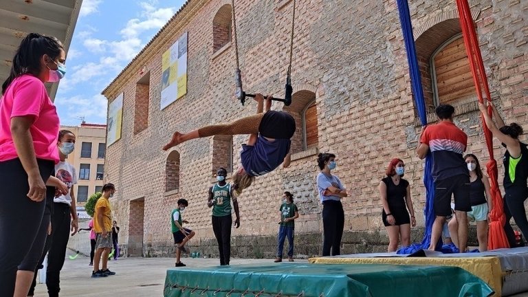 Taller de Circ per a joves, a càrrec de CircPonent, al Centre d'Art la Panera. Fotografia: Cristina Mongay.