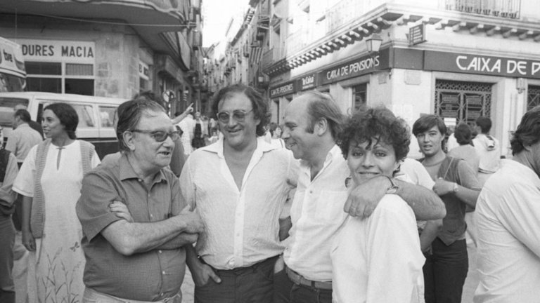 Joan Brossa, Carles Santos, Hermann Bonnin i Sabrine Dufrenoy, a la plaça Major de Tàrrega el 1983.