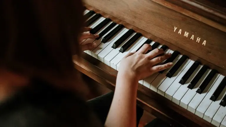 Concert de piano. Fotografia:
Jordan Whitfield (Unsplash)