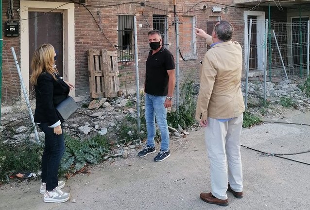 El regidor, Joan Simeon visita els blocs que queden del grup Sant Isidori ©PPMollerussa