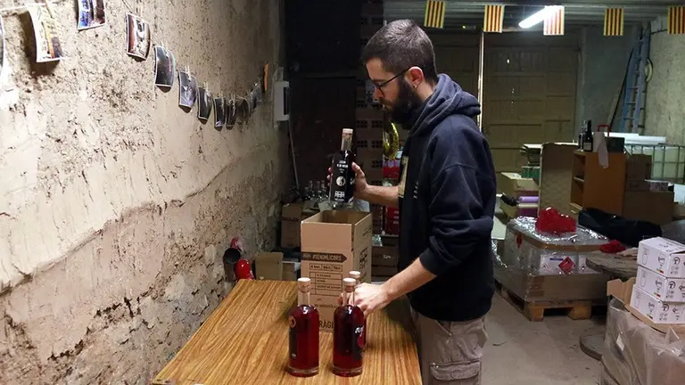 Andreu Culleré, soci de Tres Cadires, preparant una comanda ©AnnaBerga