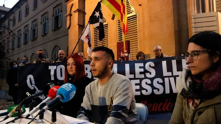 Roda de premsa de presentació de la Plataforma Antirepressiva de Ponent el dia que es compleix un any de l'empresonament de Pablo Hasel
Data de publicació: dimecres 16 de febrer del 2022, 20:29
Localització: Lleida
Autor: Oriol Bosch