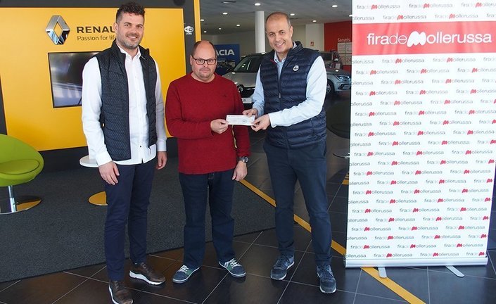Xavier Roure lliura el premi al comprador del cotxe a la Fira de Sant Josep ©Fira