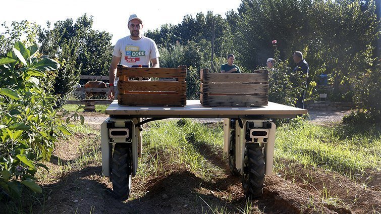El tractor elèctric Amiga en tasques agrícoles ©OriolBosch
