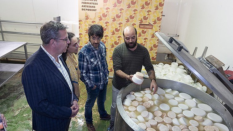 Joan Talarn visita l'obrador de formatges Camps ©JosepAPérez