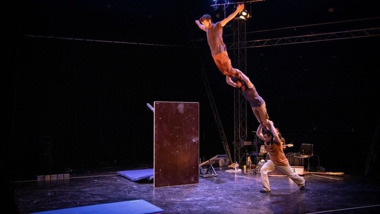Espectacle acrobàtic del Circ Pistolet 'Potser no hi ha final' ©Cia Terna Circ