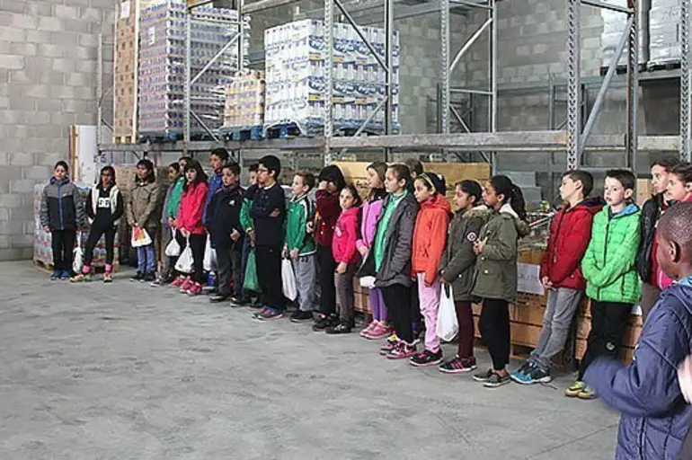 Alumnes de l’Escola Mestre Ignasi Peraire de Mollerussa visiten el Centre de Distribució d'Aliments Alumnes de l’Escola Mestre Ignasi Peraire de Mollerussa visiten el Centre de Distribució d'Aliments