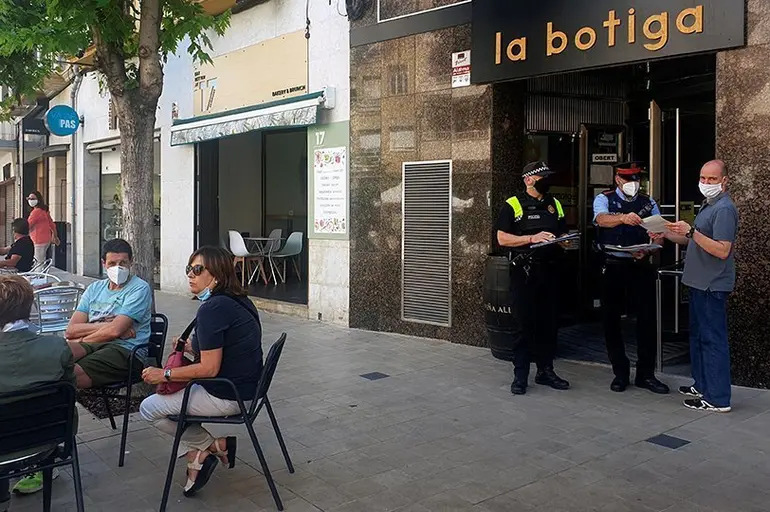 La Policia Local i els Mossos d'Esquadra informen els usuaris de les terrasses obertes La Policia Local i els Mossos d'Esquadra informen els usuaris de les terrasses obertes