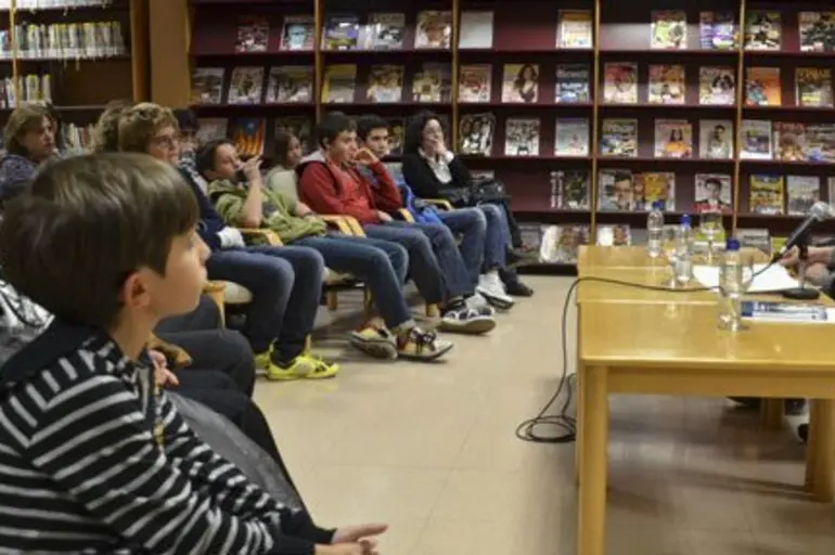 La Mollerussenca Helena Rufat presenta ‘Tardes de bar’, la seva segona novel·la La Mollerussenca Helena Rufat presenta ‘Tardes de bar’, la seva segona novel·la