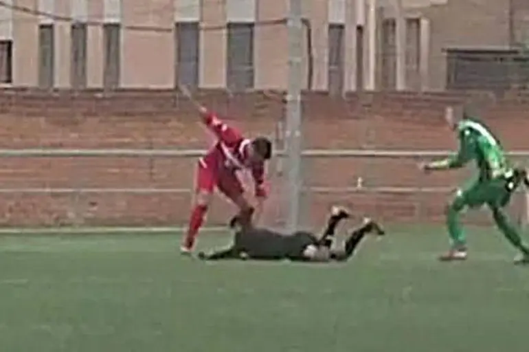 Un àrbitre de futbol lleidatà denúncia l'agressió soferta per un jugador en un partit de juvenils al Segrià Un àrbitre de futbol lleidatà denúncia l'agressió soferta per un jugador en un partit de juvenils al Segrià