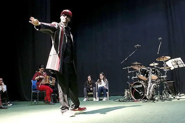 Més de 800 escolars omplen el Gran Teatre de la Passió en el primer espectacle del 7è Festival de Pasqua de Cervera Més de 800 escolars omplen el Gran Teatre de la Passió en el primer espectacle del 7è Festival de Pasqua de Cervera