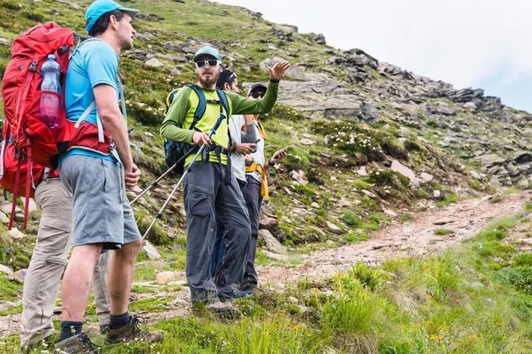 Si tu ets el guia de l'excursió, tu en tens la culpa, i pagues! Si tu ets el guia de l'excursió, tu en tens la culpa, i pagues!