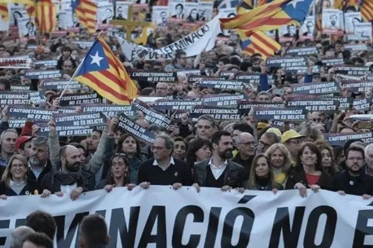 Un mur de 500.000 persones mostren la seva indignació pel judici de l'1-O Un mur de 500.000 persones mostren la seva indignació pel judici de l'1-O