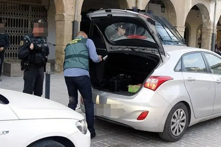 La Guàrdia Civil entra a l'Ajuntament d'Almacelles per suposades contractacions irregulars La Guàrdia Civil entra a l'Ajuntament d'Almacelles per suposades contractacions irregulars