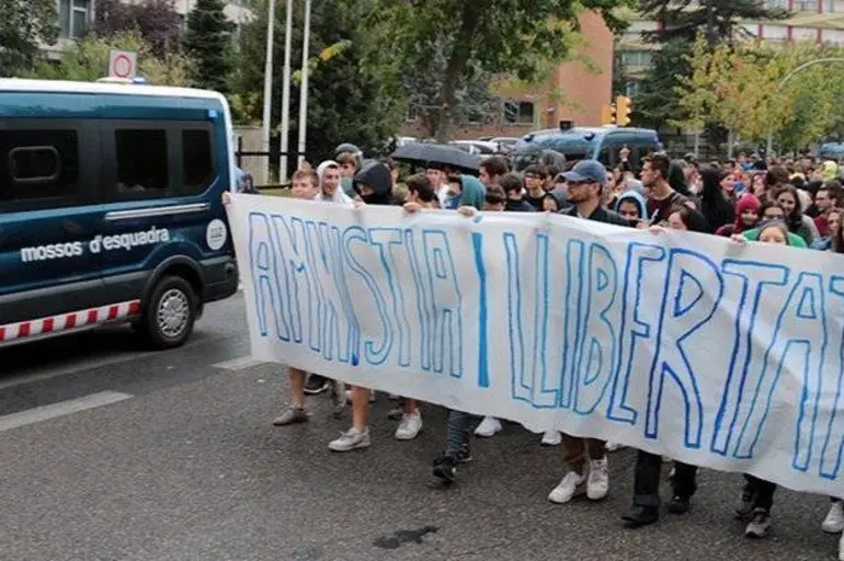 Tres mil persones es manifesten pels carrers de Lleida per dir que "no acataran" la sentència del procés Tres mil persones es manifesten pels carrers de Lleida per dir que "no acataran" la sentència del procés
