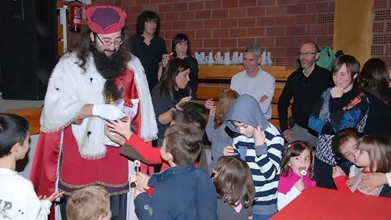 Els més petits de Sidamon van poder lliurar les cartes als patges rials.