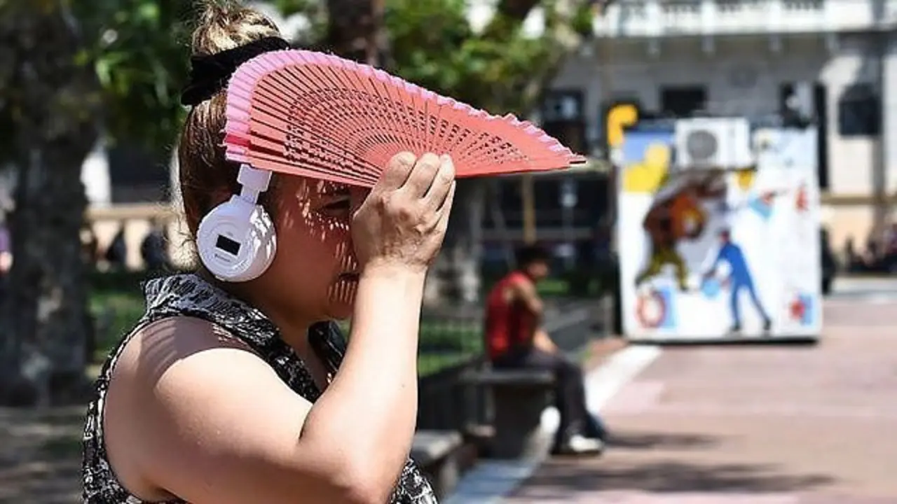 Imatge d'una dona patint la calor. Foto: Arxiu