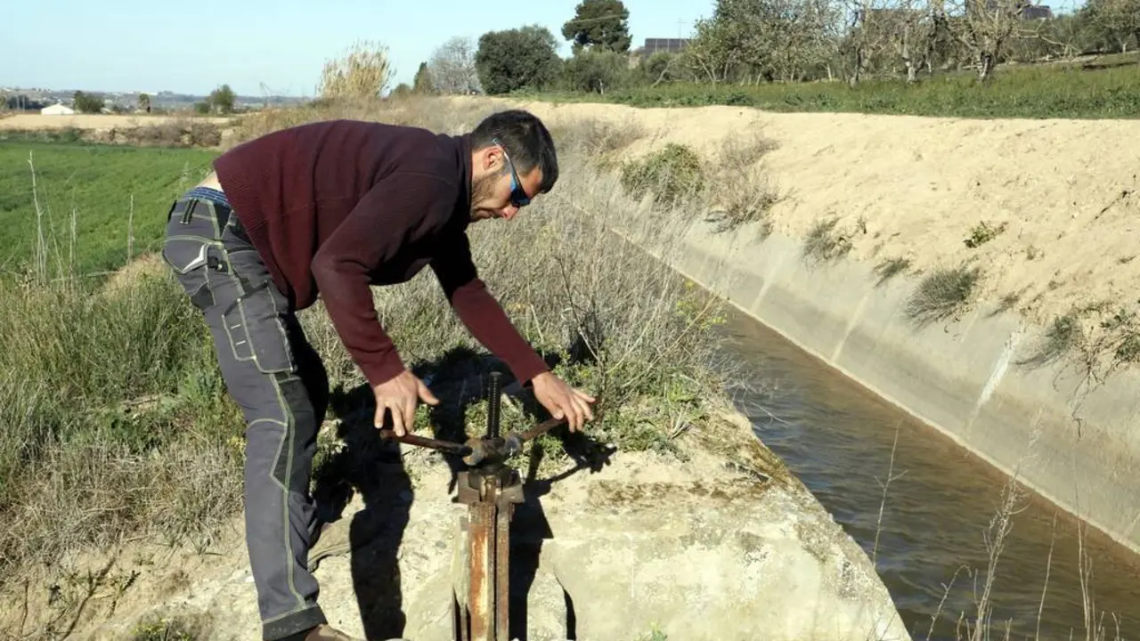 Un regador dona l'aigua del Canal d'Urgell a un camp d'Arbeca el dia d'inici de la campanya de reg

Data de publicaci&oacute;: dilluns 27 de mar&ccedil; del 2023, 11:40

Localitzaci&oacute;: Mollerussa

Autor: Oriol Bosch