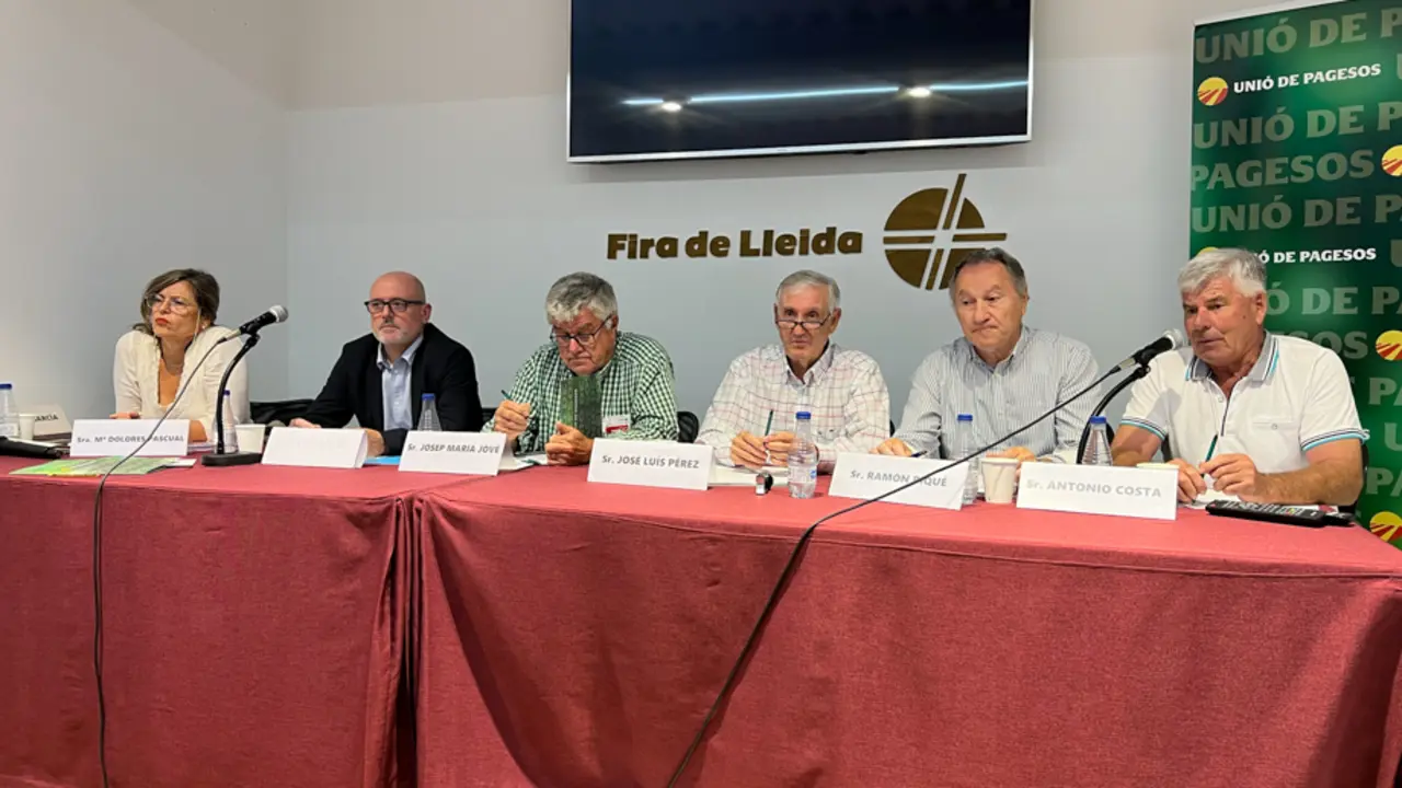 Representants de les comunitats de regants de Lleida amb la presidenta de la CHE, Maria Dolores Pascual, en una jornada a la Fira de Sant Miquel de Lleida - Foto: Oriol Bosch