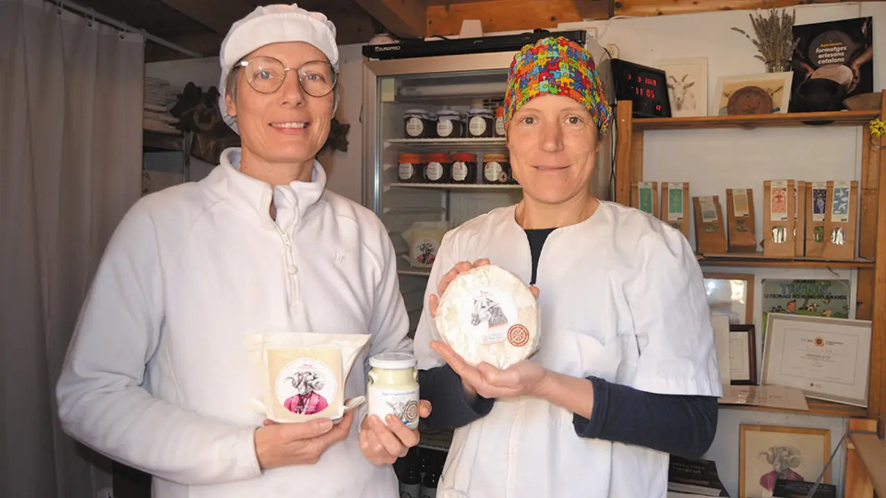 Les germanes Núria i Clara Ferrando en la formatgeria Casa Mateu de Surp - Foto: Ramon Roca