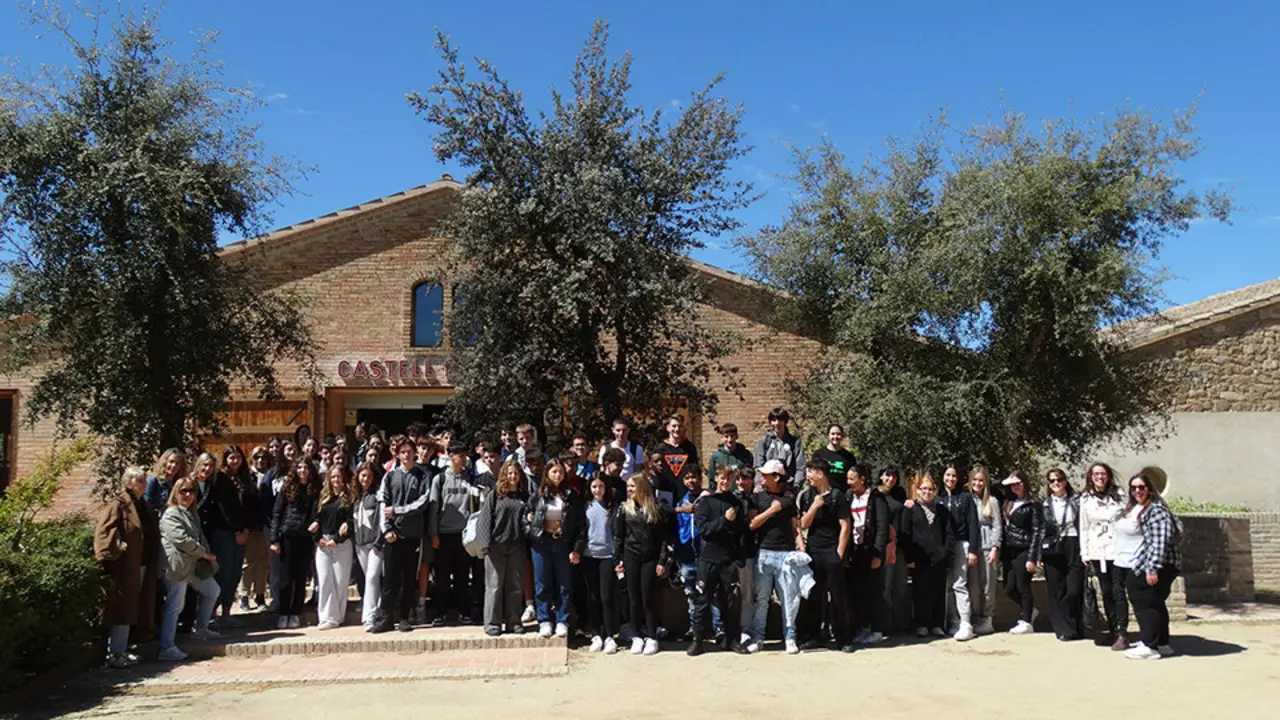 Foto de grup a l'exterior del Castell del Remei - Marina Pallàs Barta