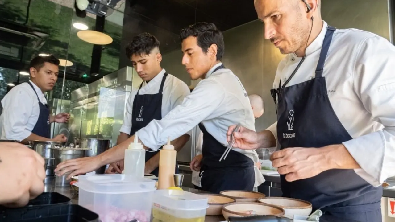 Joel Castañé cuinant amb el seu equip a La Boscana. Foto_ La Boscana