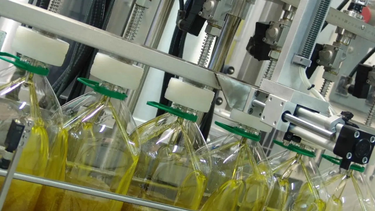 Imatge del proc&eacute;s d'envasament de l'oli. Foto: DOP Les Garrigues
