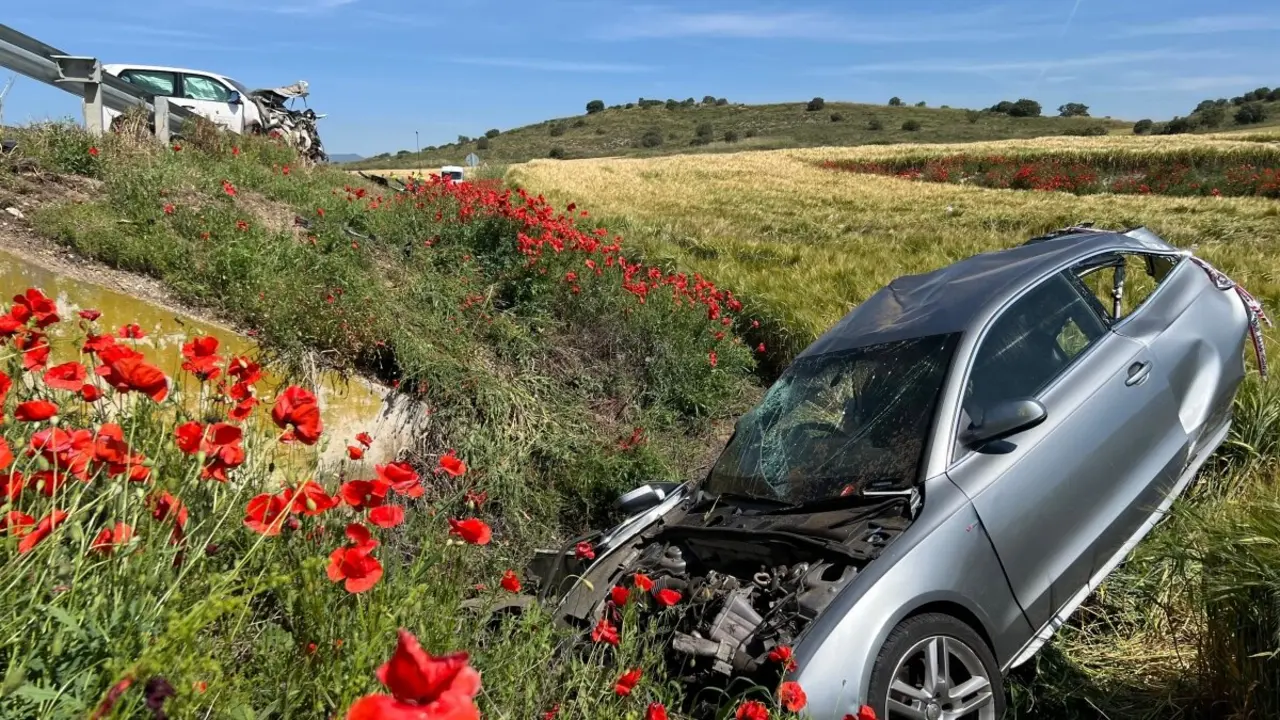 Els serveis d'emerg&egrave;ncies treballant despr&eacute;s d'un accident de tr&agrave;nsit. Foto: Bombers