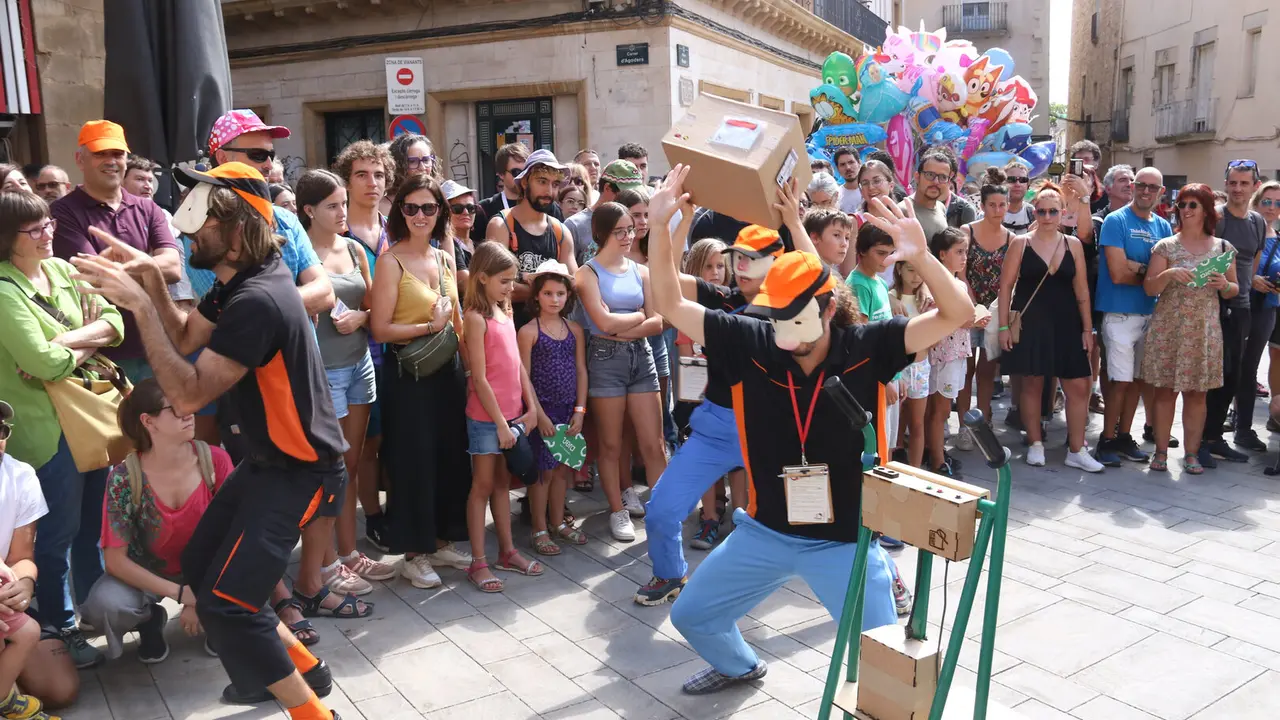 El públic aplaudeix una de les funcions fetes en el marc de la fira a la plaça Major de Tàrrega. Foto: ACN