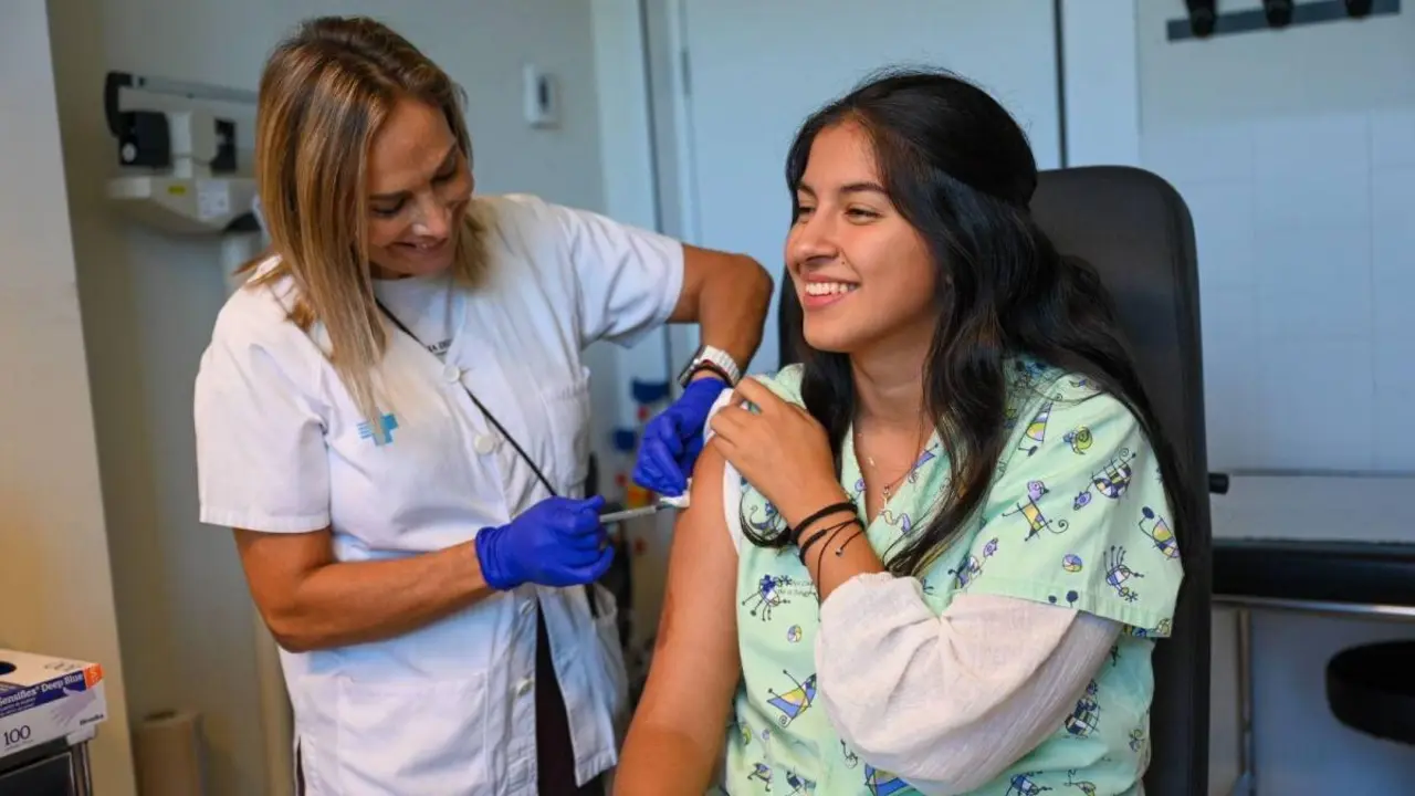 Una noia rebent la vacuna. Foto: Departament de Salut