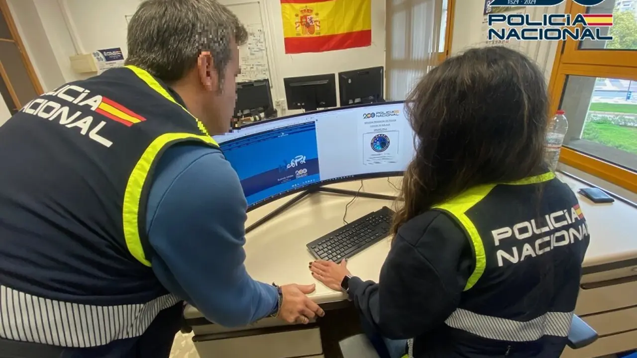 Dos investigadors de la Policia Nacional. Foto: Policia Nacional