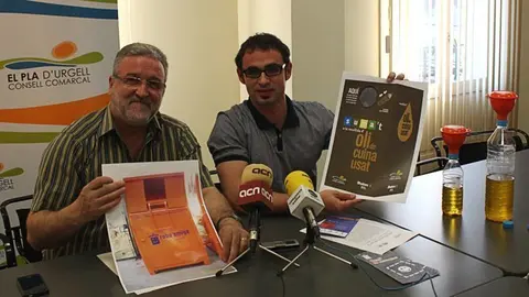 Francesc Fabregat va remarcar la utilitat d'aquests contenidors d'oli de cuina usat i roba