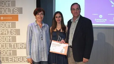 Lluïsa Monjo, Joan Ferran Llopart i Marina Pallàs amb el guardó