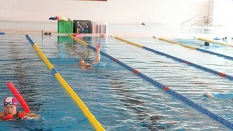 La piscina coberta ofereix aquesta temporada, 76 grups d'activitats.