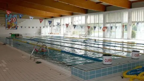 La piscina coberta ofereix aquesta temporada, 76 grups d'activitats.