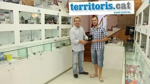 Àlex Català lliura el rellotge Lotus al guanyador Vavier Lorenzo.