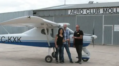Jimi Capell lliura el premi als guanyadors de la promoció de territoris.cat.
