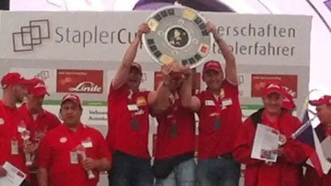 Els campions del Pla d&#39;Urgell alcen els trofeu de campions a Alemanya.