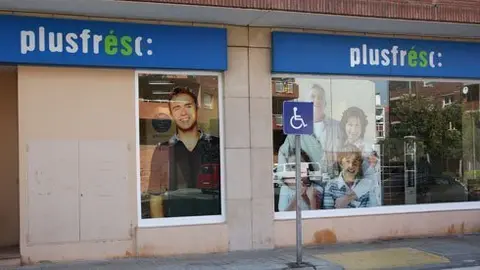 El supermercat Plusfresc a la plaça de la Sardana de Mollerussa