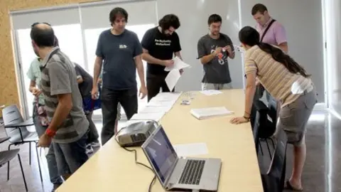 El participants en la marató en el punt de sortida a l&#39;Arxiu Comarcal.