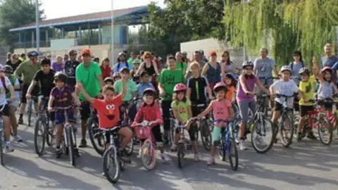 El moment de la sortida dels participants des de el parc de les Piscines.