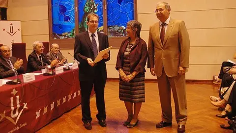 Imatge del lliurament  del premi a Cedric Boeckx i Txuss Martín.