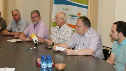 El president Francesc Fabregat amb el membres del Centre de Recerques Mascançà.