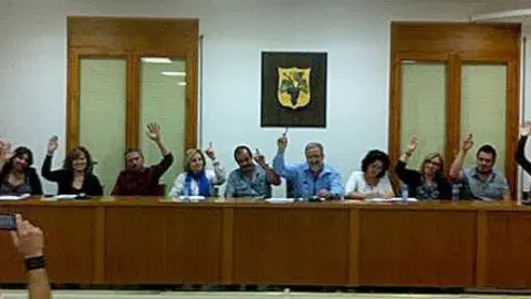 Moment de la votació en el Ple de l'Ajuntament de Bellvís.